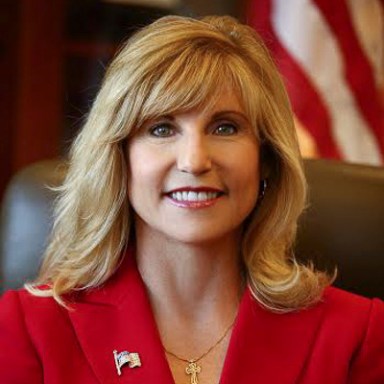 Laurie Davies headshot